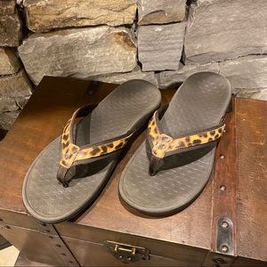 Vionic flip flop size 10 animal print